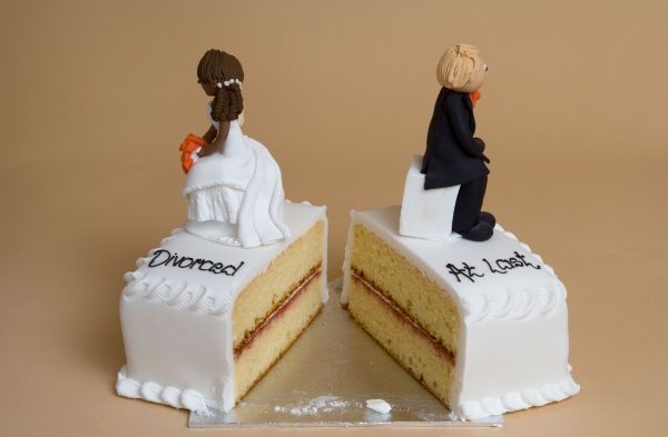 Assegno di divorzio all’ex coniuge, la Cassazione: “No al parametro del tenore di vita goduto nel matrimonio”